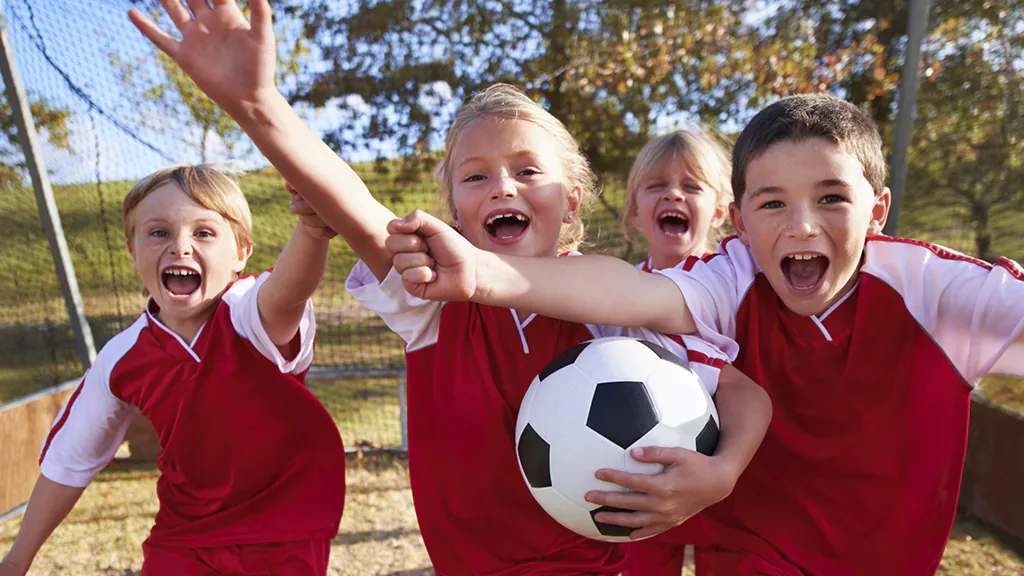Nens i nenes celebrant un gol - Niños y niñas celebrando un gol