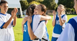 Noies abraçant-se (Juvenil Fem)